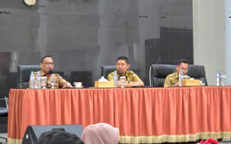 RAPAT. Dalam rangka menyambut Hari Ulang Tahun (HUT) Korps Pegawai Republik Indonesia (Korpri) ke-53, yang mengusung tema 'Korpri untuk Indonesia', Panitia HUT Korpri Sulsel menggelar rapat persiapan di Baruga Anging Mammiri, Rumah Jabatan Wali Kota Makassar, Selasa (19/11/2024). foto: istimewa