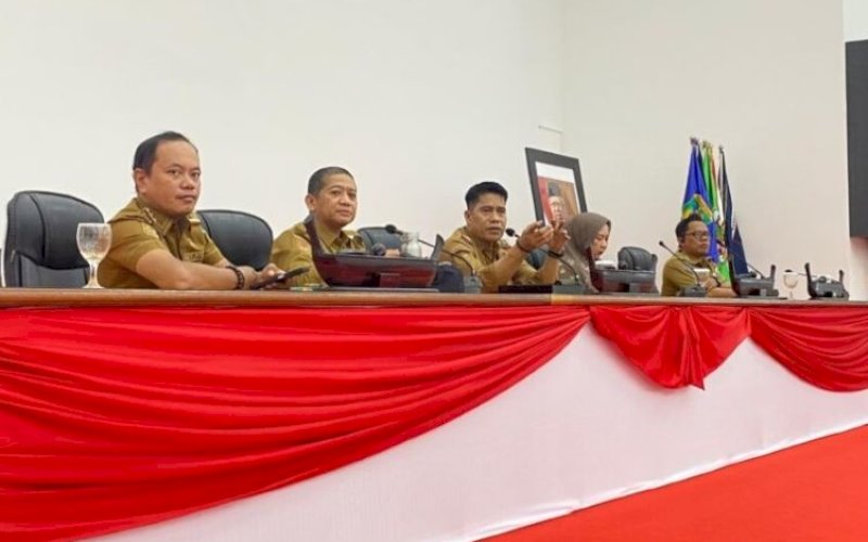 RAPAT. Sekretariat DPRD Provinsi Sulbar menggelar rapat internal membahas persiapan pelantikan anggota DPRD Sulbar periode 2024-2029 di Kantor DPRD Sulbar, Senin (23/9/2024). foto: istimewa