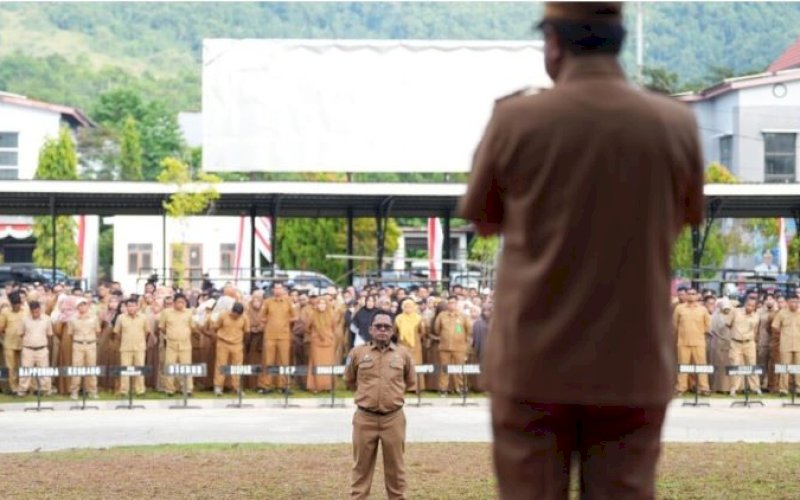 APEL PAGI. Pelaksanaan Apel Pagi atau Upacara Senin digelar di Kantor Gubernur Sulbar, Senin (5/8/2024). foto: istimewa