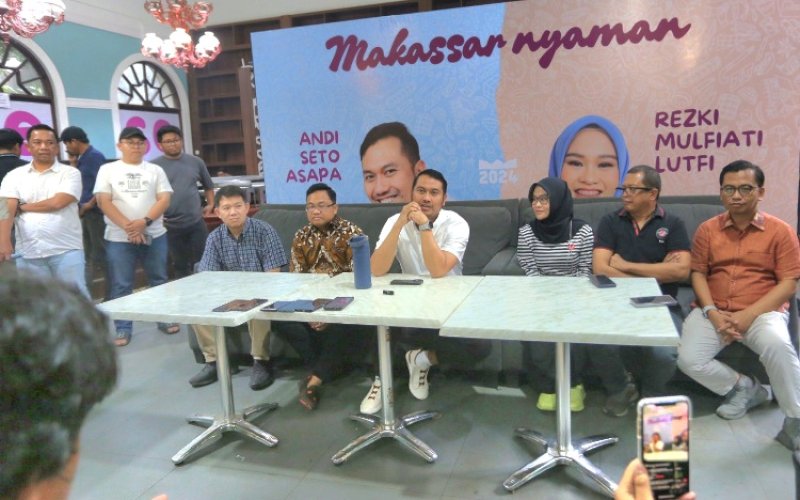 BERI KETERANGAN. Pasangan Calon Wali Kota Makassar Nomor Urut 2, Andi Seto Gadhista Asapa-Rezki Mulfiati Lutfi (Sehati), bersama tim pemenangan memberikan keterangan saat konferensi pers di Posko Pemenangan Sehati, Jl AP Pettarani, Kota Makassar, Kamis (28/11/2024). foto: doelbeckz/pluz.id