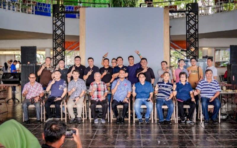 SILATURAHMI. Persatuan Sepeda Tua Makassar silaturahmi dengan Calon Wali Kota Makassar, Andi Seto Gadhista Asapa, di Cafe Popsa, Makassar, Jumat (1/11/2024). foto: istimewa