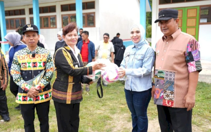 BANTUAN. Pj Ketua TP PKK Provinsi Sulbar Sofha Marwah Bahtiar bersama Pj Gubernur Sulbar Bahtiar Baharuddin, membagikan bantuan bagi ibu hamil dan balita di Kecamatan Nosu, Kabupaten Mamasa, Provinsi Sulbar, Kamis (14/11/2024). foto: istimewa