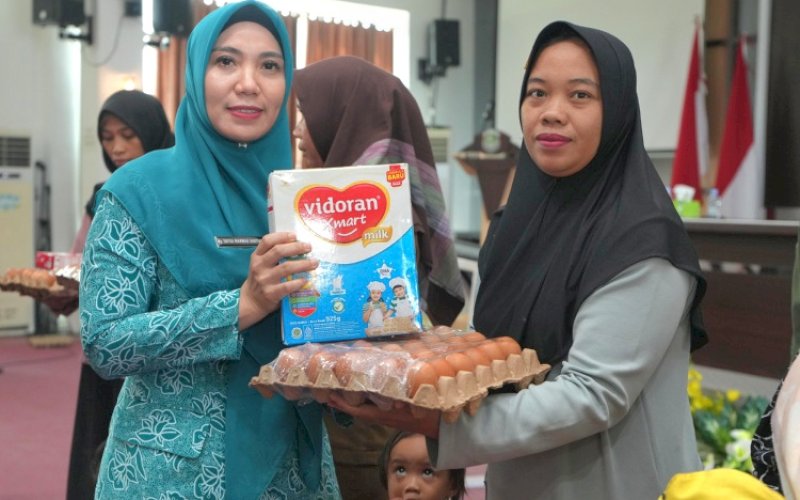 BANTUAN. Pj Ketua TP PKK Sulbar, Sofha Marwah Bahtiar, menyerahkan paket bantuan untuk ibu hamil dan anak-anak. foto: istimewa
