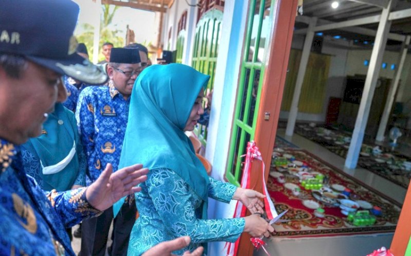 PERESMIAN. Pj Ketua TP PKK Provinsi Sulbar Sofha Marwah Bahtiar disaksikan Pj Gubernur Sulbar Bahtiar Baharuddin menggunting pita sebagai tanda peresmian dan serah terima bantuan rahabilitasi rumah korban bencana banjir 2024 di Desa Sondoang, Kecamatan Kalukku, Kabupaten Mamuju, Sulbar, Jumat (29/11/2024). foto: istimewa