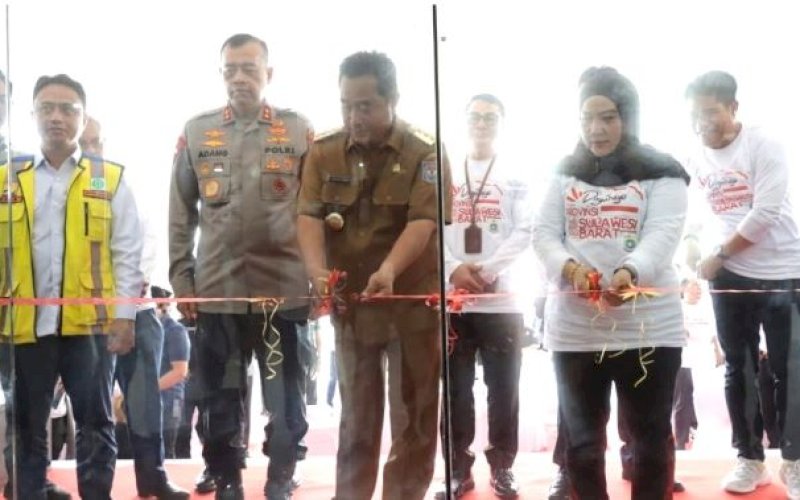 LAUNCHING. Pj Gubernur Sulsel Bahtiar Baharuddin Bersama Ketua DPRD Provinsi Sulbar St Suraidah Suhardi melakukan Soft Launching Gedung Baru DPRD Provinsi Sulbar, Senin (9/9/2024). foto: istimewa