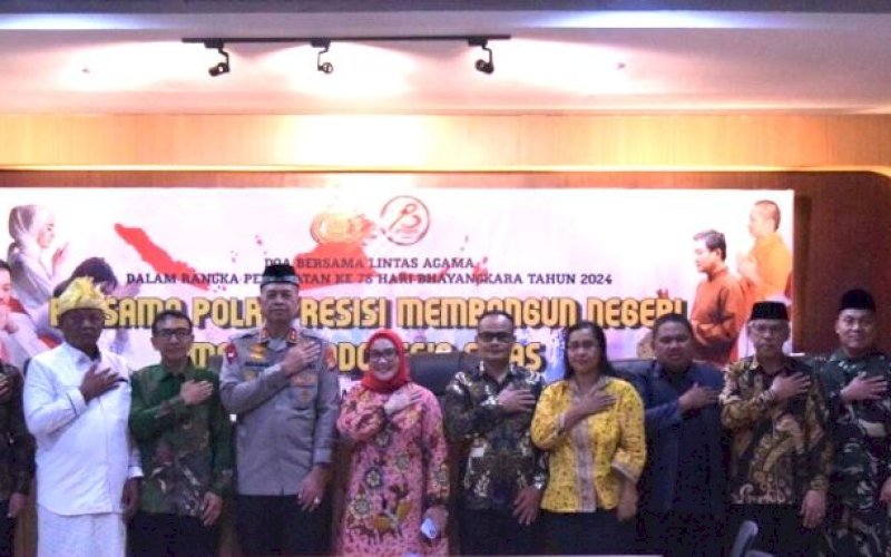 DOA BERSAMA. Ketua DPRD Provinsi Sulbar, St Suraidah Suhardi, menghadiri doa Bersama lintas agama dalam rangka memperingati Hari Ulang Tahun (HUT) Bhayangkara ke-78 tahun 2024. foto: istimewa