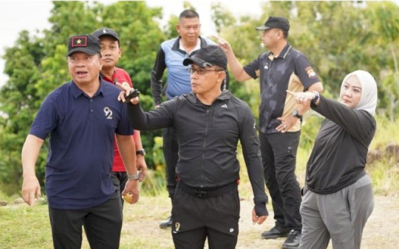 HIKING. Ketua DPRD Provinsi Sulbar, St Suraidah Suhardi, mengikuti hiking yang diselenggarakan Pemprov Sulbar di area Bukit Sukun Bhayangkara, Polda Sulbar, Kelurahan Rangas, Kecamatan Simboro, Kabupaten Mamuju, Sulbar. foto: istimewa