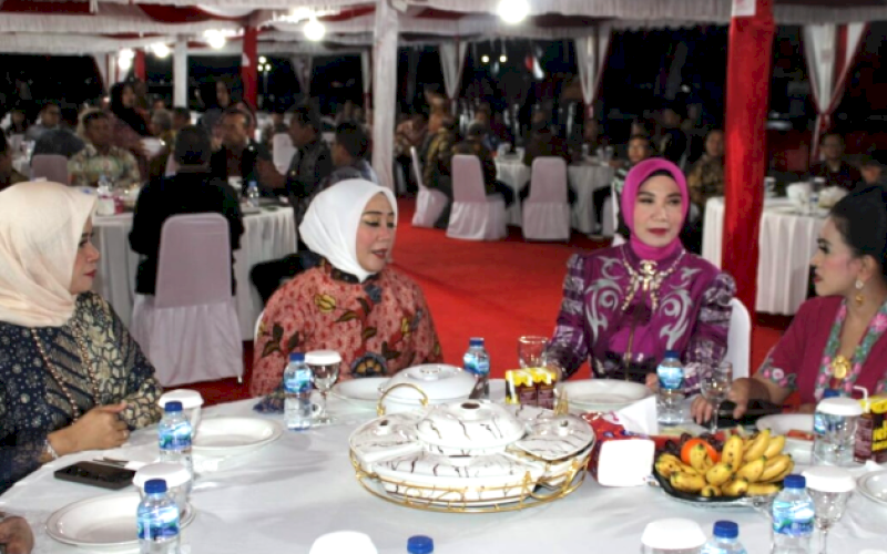 RAMAH TAMAH. Ketua DPRD Provinsi Sulbar, St Suraidah Suhardi, menghadiri acara malam ramah tamah dalam rangka memperingati HUT Kemerdekaan RI ke-79 yang diselenggarakan di Anjungan Pantai Manakarra Mamuju, Sabtu (17/7/2024). foto: istimewa