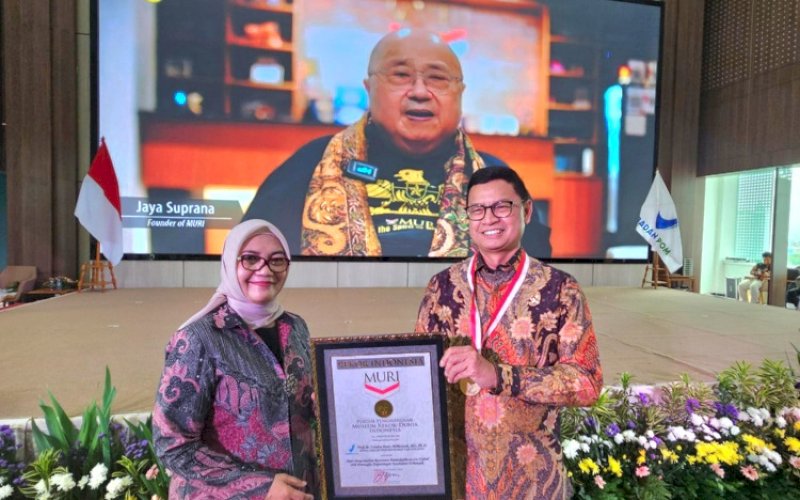 REKOR MURI. Kepala BPOM RI, Taruna Ikrar, menerima Piagam Rekor MURI Ikrar Pengendalian Resistensi Antimikroba Serentak dan Terbanyak di Gedung Merah Putih BPOM, Jakarta, Jumat (29/11/2024). foto: istimewa