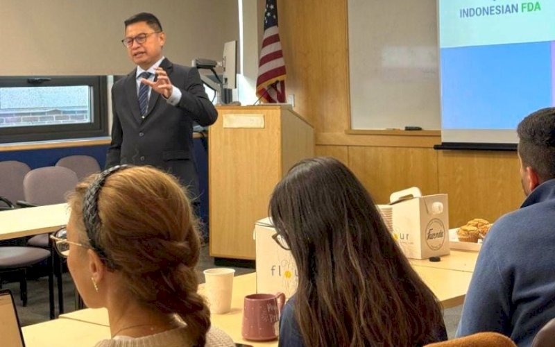 KULIAH UMUM. Kepala BPOM RI, Taruna Ikrar, memberikan kuliah umum di hadapan guru besar, dosen, dan mahasiswa di Harvard Medical School, Harvard University, tepatnya di Aula Massachusetts General Hospital, Boston, USA, Selasa (19/11/2024). foto: istimewa