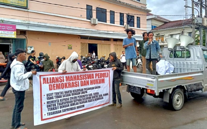 AKSI. Aliansi Mahasiswa Peduli Demokrasi dan Hukum melakukan aksi unjuk rasa depan Polres Gowa untuk menuntut transparansi harta kekayaan Pasangan Calon Kepala Daerah, Bupati dan Wakil Bupati Gowa, Rabu (20/11/2024). foto: istimewa