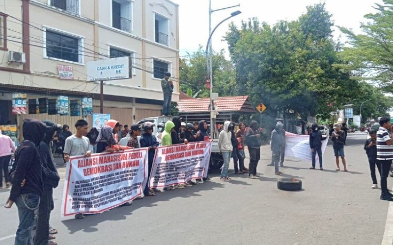 AKSI. Aliansi Mahasiswa Peduli Demokrasi dan Hukum melakukan aksi unjuk rasa depan Kantor Kejari Gowa untuk menuntut transparansi harta kekayaan Pasangan Calon Kepala Daerah, Bupati dan Wakil Bupati Gowa, Kamis (21/11/2024). foto: istimewa
