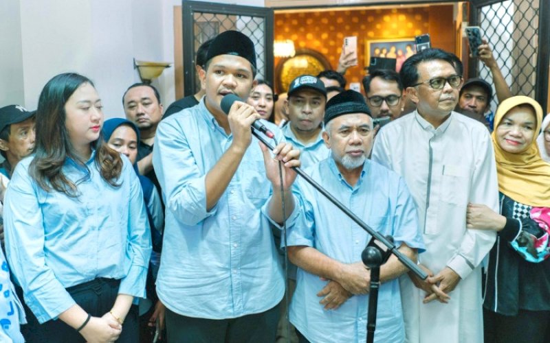 PIDATO KEMENANGAN. Pasangan Calon Bupati dan Wakil Bupati Bantaeng Nomor Urut 1, M Fathul Fauzy Nurdin-Sahabuddin (Uji-Sah), menyampaikan rasa syukur usai mengetahui hasil real count atau perhitungan suara Script Survei Indonesia (SSI) menempatkannya sebagai pemenang Pilkada Bantaeng 2024 dengan perolehan 57,8 persen (69.027), Rabu (27/11/2024). foto: istimewa