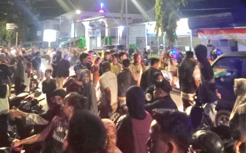 SIDAK. Ratusan masyarakat melakukan Inspeksi Mendadak (Sidak) di Kantor Lurah Letta, Kecamatan Bantaeng, Kabupaten Bantaeng, Senin (25/11/2024) malam. foto: istimewa