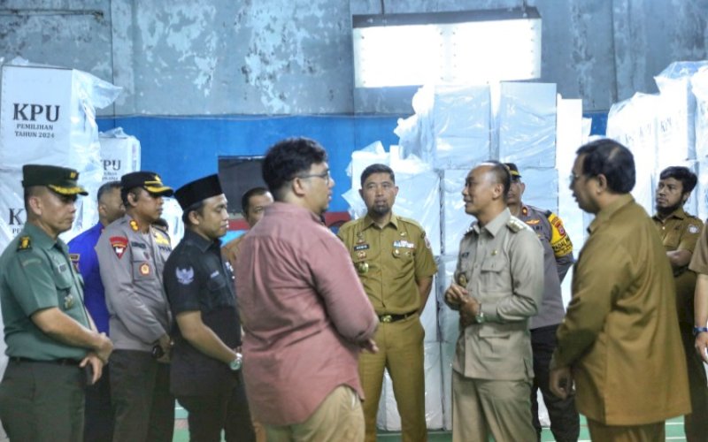 PENINJAUAN. Pjs Wali Kota Makassar Andi Arwin Azis bersama Pj Gubernur Sulsel Zudan Arif Fakhrulloh meninjau gudang logistik KPU Kota Makassar di Jl Inspeksi Kanal Borong, Kota Makassar, Senin (19/11/2024). foto: istimewa