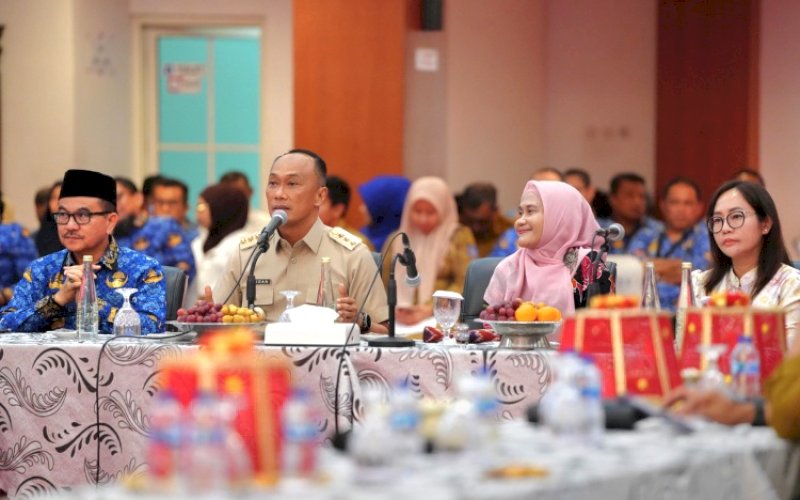 RAPAT. Pj Gubernur Sulsel Zudan Arif Fakrulloh, memimpin Rapat Koordinasi Persiapan Peringatan Hari Ibu ke-96 Tingkat Provinsi Sulsel di Aula Tudang Sipulung Rujab Gubernur Sulsel, Senin (25/11/2024). foto: istimewa