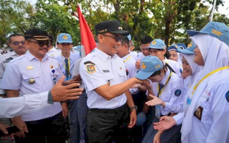Zudan Arif Fakrulloh bersama pelajar. foto: istimewa
