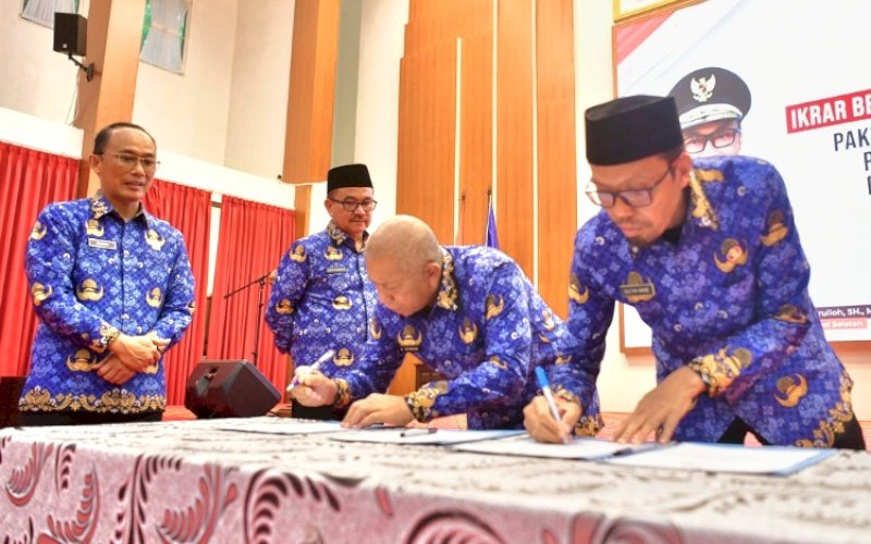 PAKTA INTEGRITAS. Pimpinan OPD lingkup Pemprov Sulsel melakukan tanda tangan pakta integritas netralitas ASN di hadapan Pj Gubernur Sulsel Zudan Arif Fakrulloh dan Sekda Provinsi Sulsel Jufri Rahman di Aula Tudang Sipulung Rumah Jabatan Gubernur Sulsel, Senin (18/11/2024). foto: istimewa