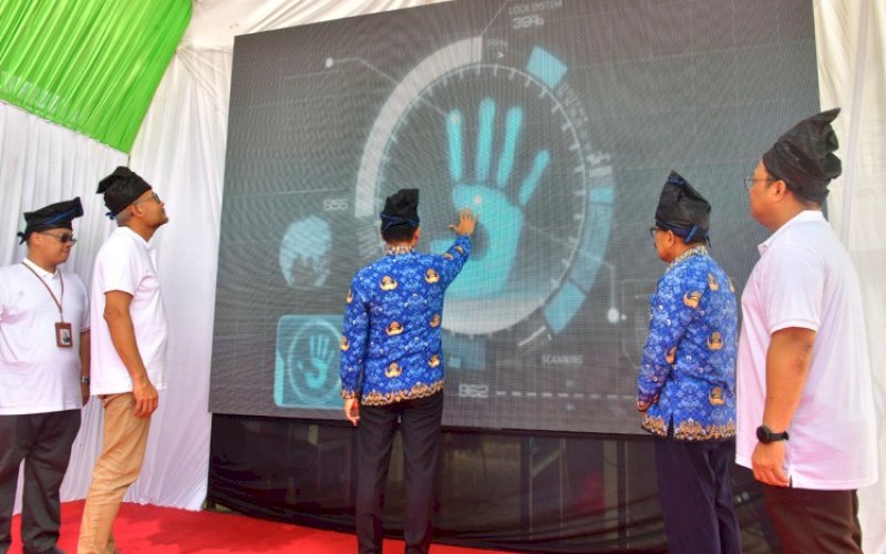 LAUNCHING. Pj Gubernur Sulsel, Zudan Arif Fakrulloh, melaunching Desa Digital binaan Bank Sulselbar di Desa Bira, Kecamatan Bonto Bahari, Kabupaten Bulukumba, Senin (18/11/2024). foto istimewa
