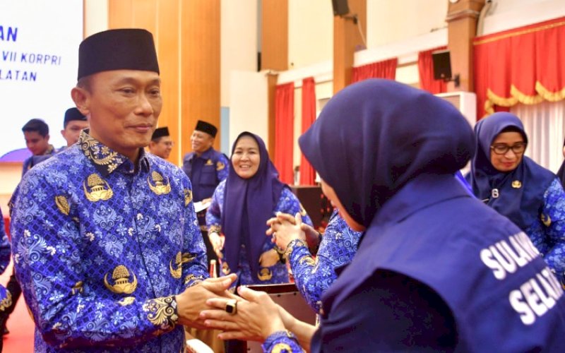 PELEPASAN. Pj Gubernur Sulsel, Zudan Arif Fakhrulloh, melepas 29 orang kafilah Korpri Sulsel di Rujab Gubernur Sulsel, Kamis (31/10/2024). Kafilah Sulsel ini akan berlaga pada MTQ VII lKorpri 2024, yang digelar di Palangkaraya, Kalimantan Tengah, 3-7 November 2024. foto: istimewa