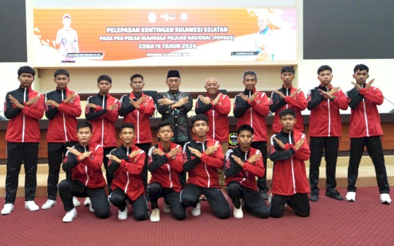 PELEPASAN. Pj Gubernur Sulsel Zudan Arif Fakrulloh didampingi Kepala Dispora Provinsi Sulsel Suherman melepas kontingen Sulsel pada Pra Popnas Zona IV 2024 di Kantor Gubermur Sulsel, Jumat (15/11/2024). foto: istimewa