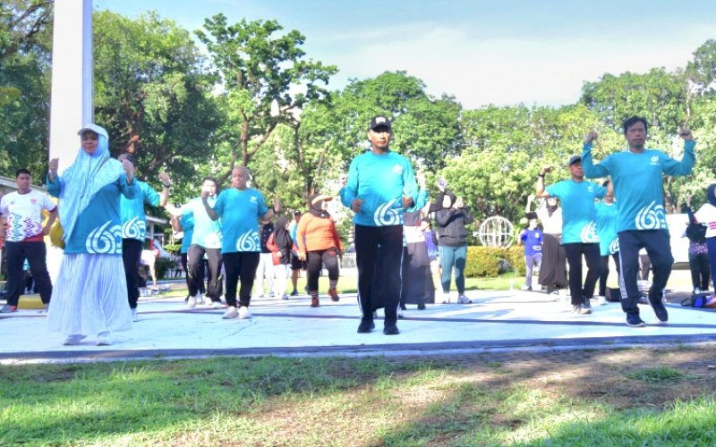 SENAM BERSAMA. Pj Gubernur Sulsel, Zudan Arif Fakrulloh, turut ikut senam bersama memperingati Hari Kesehatan Nasional (HKN) ke-60 di Lapangan Rujab Gubernur Sulsel, Minggu (17/11/2024). foto: istimewa