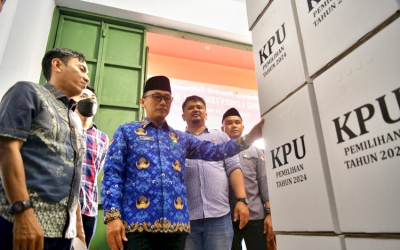 PENINJAUAN. Pj Gubernur Sulsel, Zudan Arif Fakrulloh, meninjau kesiapan logistik Pilkada Serentak 2024 di Kabupaten Bulukumba, Minggu (17/11/2024). foto: istimewa