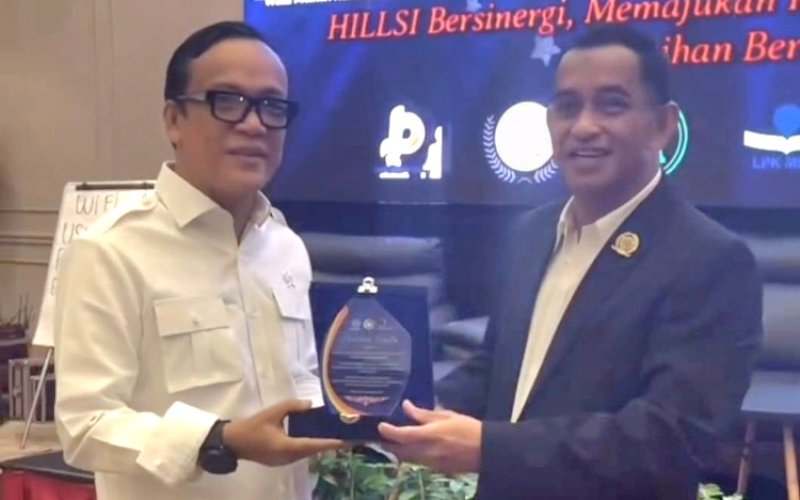 PELANTIKAN. Wakil Menteri Ketenagakerjaan, Immanuel Ebenezer Gerungan, melantik Amir Bakriyadi sebagai Ketua Umum HILLSI periode 2024-2029 bersama jajaran pengurusnya di Hotel Sentral Cawang DKI Jakarta, Rabu (3/12/2024). foto: istimewa