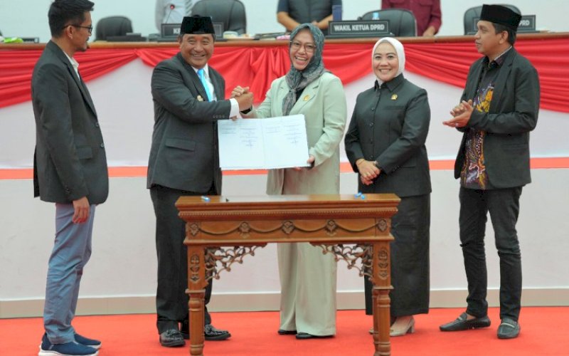 PERSETUJUAN. Pj Gubernur Sulbar Bahtiar Baharuddin Ketua DPRD Sulbar Amalia Fitri usai menyetujui Ranperda tentang APBD 2025., Sabtu (30/11/2024) malam. foto: istimewa