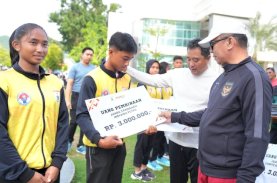 Pj Gubernur Sulbar Serahkan Penghargaan kepada Atlet, Pelatih, Wasit, dan Pemuda