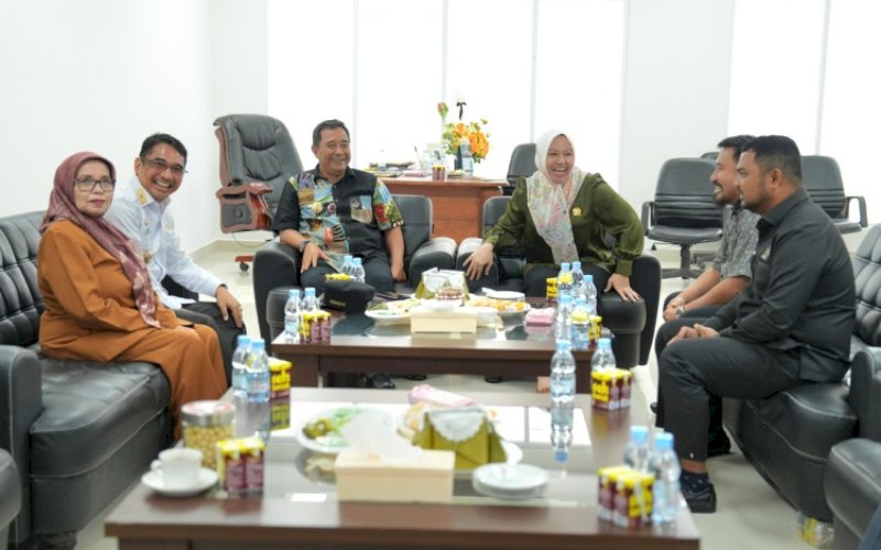 APRESIASI. Pj Gubernur Sulbar, Bahtiar Baharuddin, mengapresiasi DPRD Provinsi Sulbar yang memberi perhatian khususnya untuk pembentukan Dinas Peternakan dan Kesehatan Hewan di lingkup Pemprov Sulbar. foto: istimewa