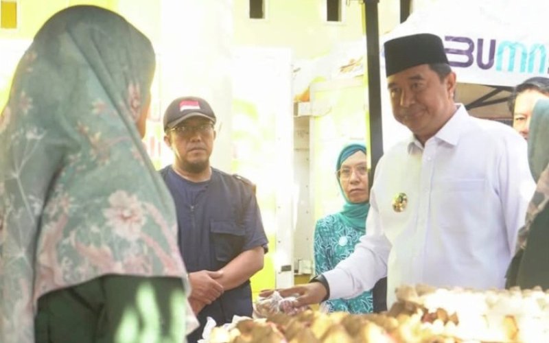 PASAR MURAH. Pj Gubernur Sulbar, Bahtiar Baharuddin, meninjau salah satu pasar murah. Pj Gubernur Sulbar menghimbau kepada seluruh Pemkab untuk melaksanakan pengendalian inflasi dan stabilisasi harga bahan pokok. foto: istimewa