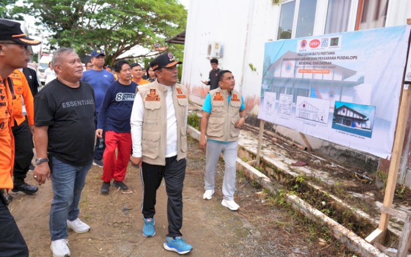 PENGHARGAAN. Pj Gubernur Sulbar, Bahtiar Baharuddin, memberikan penghargaan dan uang pembinaan bagi atlet, pelatih, wasit dan pemuda berprestasi nasional. foto: istimewa 