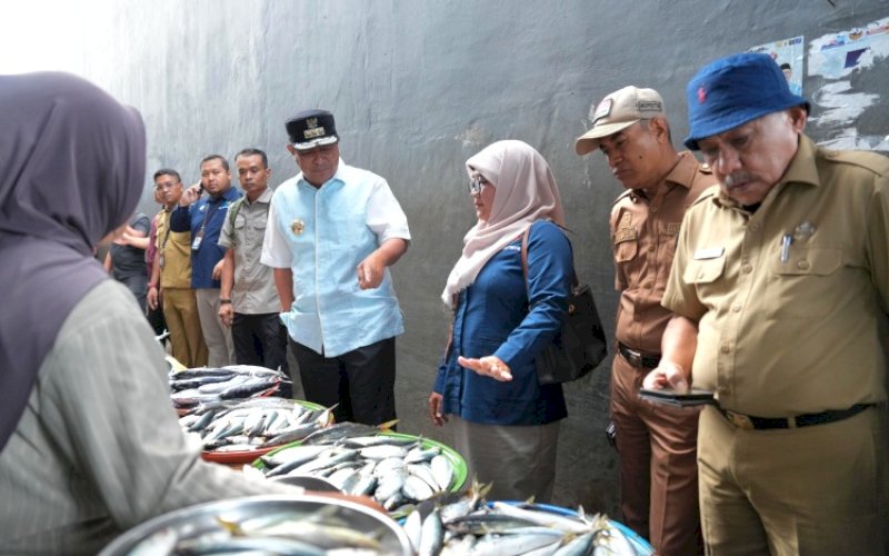 PANTAU PASAR. Pj Gubernur Sulbar, Bahtiar Baharuddin, bersama Forkopimda Sulbar melakukan peninjauan harga kebutuhan pokok di sejumlah titik di Mamuju, Senin (16/12/2024). foto: istimewa