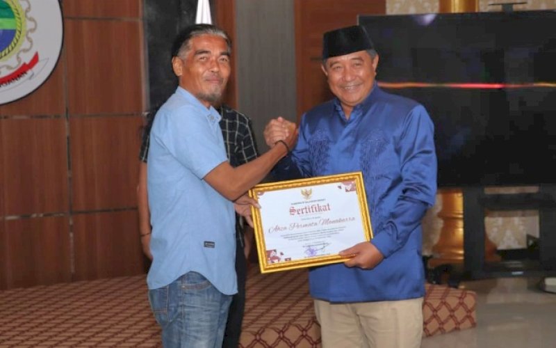 PENGHARGAAN. Pj Gubernur Sulbar, Bahtiar Baharuddin, memberikan penghargaan kepada para Komunitas/Kolektor Batu Ngalo dan Benda Pusaka, Minggu (15/12/2024). foto: istimewa