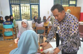 Pj Gubernur Sulbar Uji Coba Makan Bergizi Gratis di SMKN 1 Mamuju