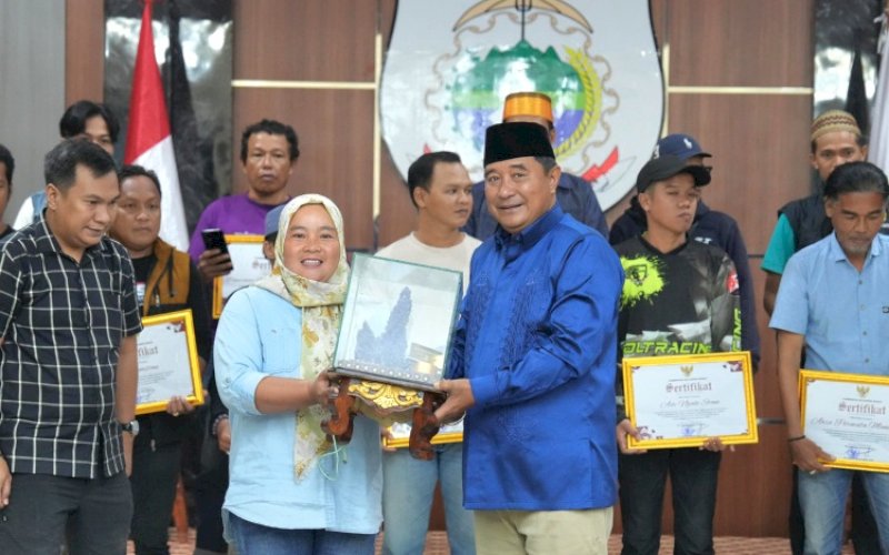 PENGHARGAAN. Pj Gubernur Sulbar, Bahtiar Baharuddin, memberikan penghargaan kepada para Komunitas/Kolektor Batu Ngalo dan Benda Pusaka, Minggu (15/12/2024). foto: istimewa
