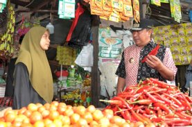 Pj Gubernur Sulbar Tinjau Harga Komoditas di Pasar dan Laksanakan GPM