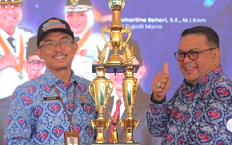 JUARA. Plt Kepala DPPKB Kota Makassar, Syahruddin, menerima piala pada kegiatan Hari Keluarga Nasional (Harganas) tingkat Provinsi Sulsel ke-31 di Lapangan Palantikan Kabupaten Maros, 1-2 September 2024. foto: istimewa