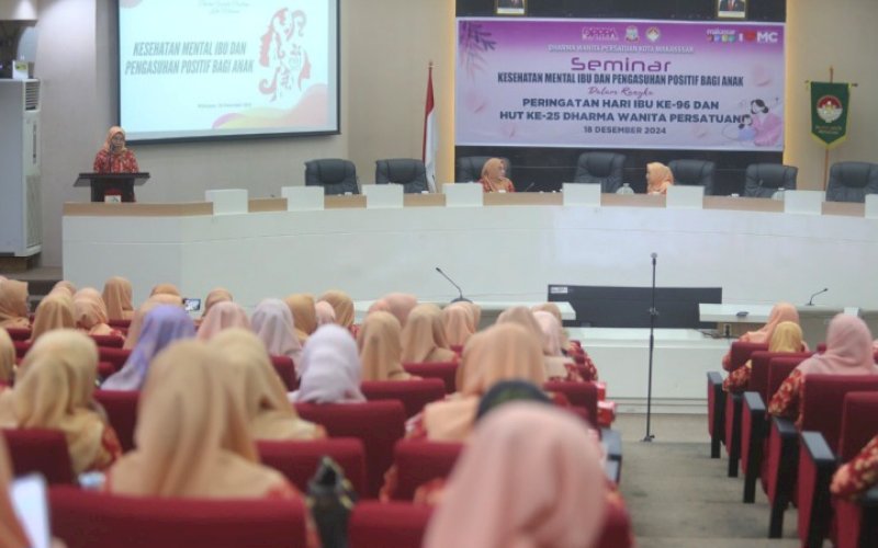 SEMINAR. Peringati Hari Ibu ke-96 tahun, Dharma Wanita Persatuan (DWP) Kota Makassar menggelar seminar kesehatan mental ibu dan pengasuhan positif bagi anak. Kegiatan ini, sekaligus dirangkaikan dengan Hari Ulang Tahun (HUT) DWP ke-25 Kota Makassar di Ruang Pola Sipakatau, Balai Kota Makassar, Rabu (18/12/2024). foto: istimewa