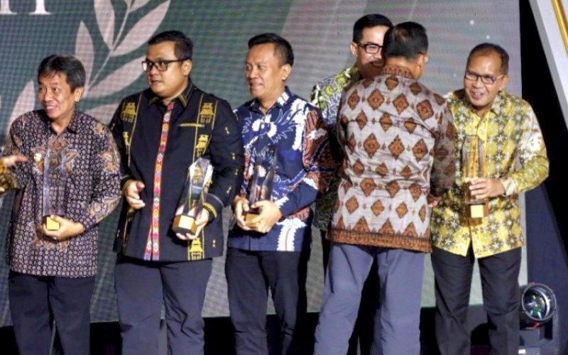 PENGHARGAAN. Wali Kota Makassar, Moh Ramdhan Pomanto, meraih Apresiasi Kinerja Pemerintahan Daerah 2024 kategori Kinerja Total Tingkat Kota untuk daerah fiskal sedang pada Malam Apresiasi Kinerja Pemerintahan Daerah 2024, JW Marriot Hotel, Jakarta, Kamis (12/12/2024). foto: istimewa