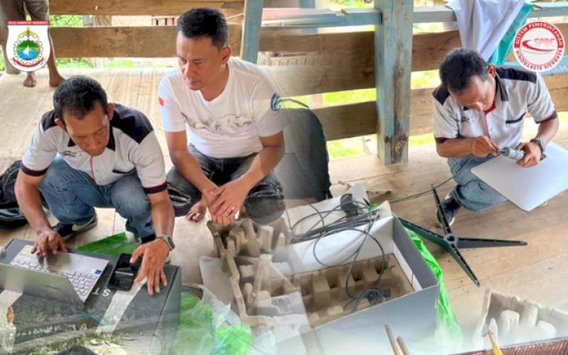 PEMASANGAN. Diskominfopers Provinsi Sulbar melaksanakan pemasangan bantuan perangkat jaringan internet via satelit (Starlink) di Desa Tabulahan, Kecamatan Tabulahan, Kabupaten Mamasa, Sulbar Senin (2/12/2024). foto: istimewa