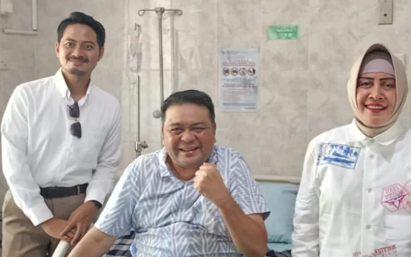 BESUK. Ketua TP PKK Kota Makassar Indira Jusuf Ismail bersama menantunya Udin Shaputra Malik membesuk Kepala DPPKB Kota Makassar Syahruddin di Rumah Sakit Akademis Jaury Jusuf Putra Makassar, Rabu (27/11/2024). foto: istimewa