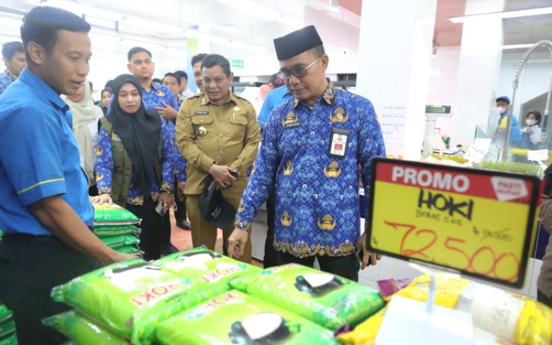PENINJAUAN. Pj Sekda Kota Makassar, Irwan Adnan, melakukan peninjauan harga pasar di dua titik jelang hari Natal dan Tahun Baru (Nataru), Selasa (17/12/2024). foto: istimewa