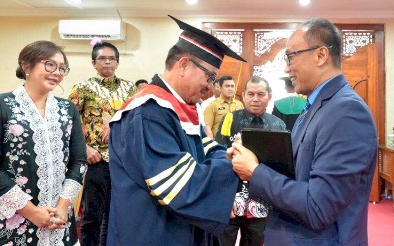 BERI SELAMAT. Pj Gubernur Sulsel Zudan Arif Fakrulloh memberikan ucapan selamat kepada Jufri Rahman usai mengikuti sidang promosi doktoral di Ruang Sidang Gedung Sekolah Pascasarjana IPDN, Jakarta Selatan, Selasa (3/12/2024). foto: istimewa