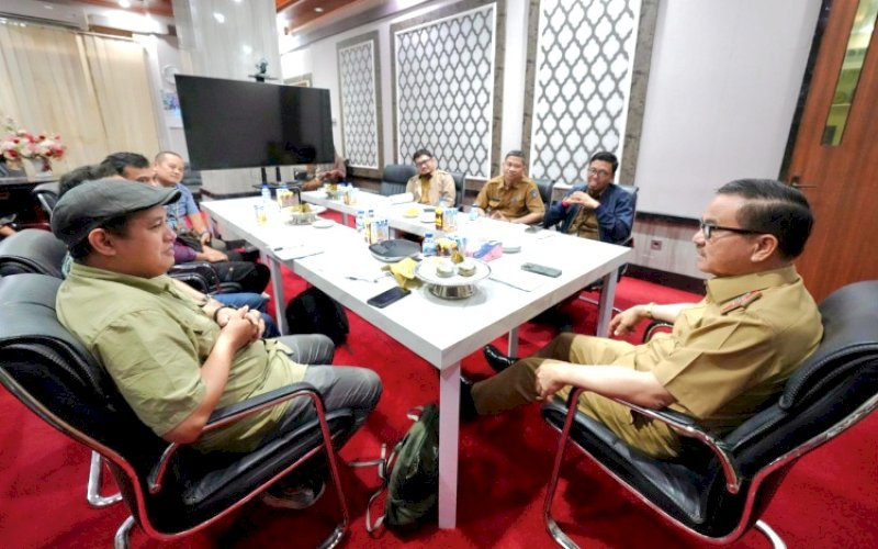 SILATURAHMI. Sekda Provinsi Sulsel, Jufri Rahman, menerima kunjungan silaturahmi pengurus Pewarta Foto Indonesia (PFI) Makassar di Ruang Kerja Sekda, Kantor Gubernur Sulsel, Senin (16/12/2024). foto: istimewa