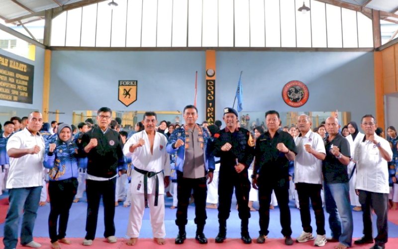 PELEPASAN. Kapolda Sulsel, Irjen Pol Yudhiawan Wibisono, secara resmi melepas kontingen atlet karate dari Institut Karate-Do Nasional (Inkanas) Sulsel yang akan berlaga di Kejuaraan Nasional (Kejurnas) Karate Kapolri Cup 2024 di Gedung Dojo Inkanas Sulsel, Kompleks PDAM Kota Makassar, Jumat (6/12/2024). foto: istimewa