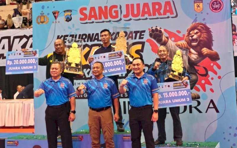 SANG JUARA. Ketua Majelis Sabuk Hitam (MSH) Inkanas Sulsel, Nuralam Kasude (kanan belakang), saat menerima Piala Kapolri 2024 sebagai juara umum III Kejurnas Karate Inkanas Piala Kapolri 2024 di GOR Ken Arok, Kota Malang, Jatim, Minggu (15/12/2024). foto: istimewa
