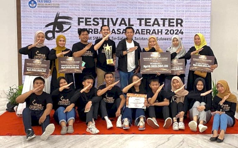 JUARA. Teater SATU Makassar dari SMAN 1 Makassar dengan karya pertunjukan yang menggunakan bahasa Bugis klasik berjudul 'Galigo, Nawanawana Saweiganding' berhasil menjadi juara umum pada Festival Teater Berbahasa Daerah Tahun 2024 Se-Sulselbar yang digelar Balai Bahasa Provinsi Sulsel di Hotel Four Points by Sheraton Makassar, 13-15 Desember 2024. foto: istimewa