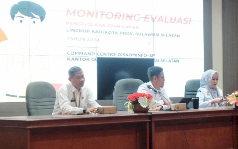 RAPAT EVALUASI. Plh Kepala Diskominfo-SP Sulsel Sultan Rakib (tengah) didampingi Kepala Bidang Komunikasi dan Humas Diskominfo-SP Sulsel Fitra pada Rapat Evaluasi SP4N-LAPOR! di Command Center Kantor Gubernur Sulsel, Rabu (4/12/2024). foto: istimewa